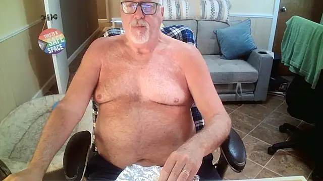 Snapshot of superbearboss chatting on 06-03-26, 04:23 superbearboss online show from 06-03-26, 04:23
