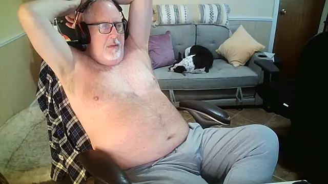 Snapshot of superbearboss chatting on 06-06-26, 03:17 superbearboss online show from 06-06-26, 03:17
