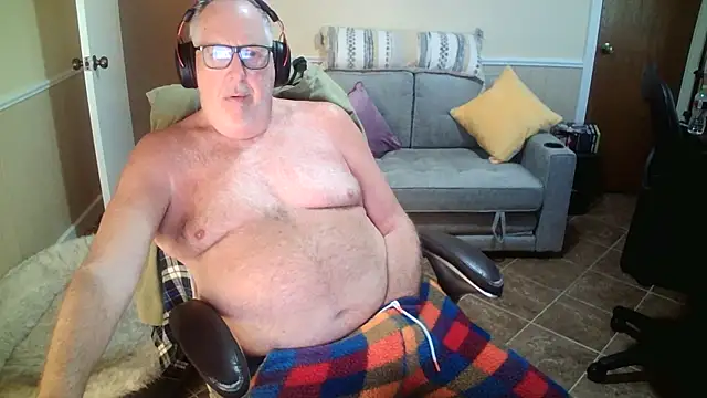 Snapshot of superbearboss chatting on 06-15-26, 08:33 superbearboss online show from 06-15-26, 08:33