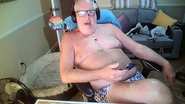 Snapshot of superbearboss chatting on 06-26-26, 02:05 superbearboss online show from 06-26-26, 02:05
