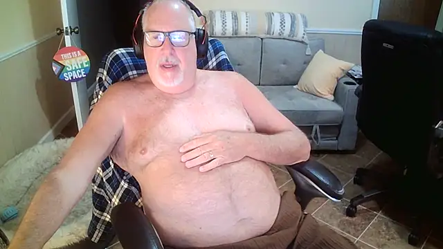 Snapshot of superbearboss chatting on 08-04-26, 03:03 superbearboss online show from 08-04-26, 03:03