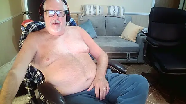 Snapshot of superbearboss chatting on 08-06-26, 03:25 superbearboss online show from 08-06-26, 03:25