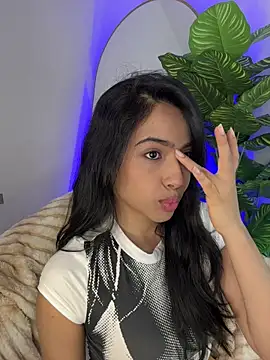  Emily Thompson  online show from 04-12-26, 03:11