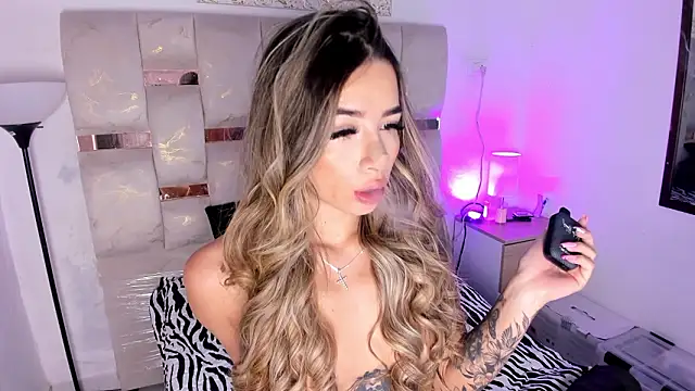 Lola Blondie online show from 01-16-26, 11:36