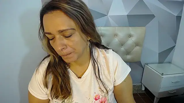 Milf-Prettyboobs online show from 12-05-25, 10:35