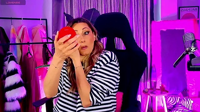 Snapshot of SarahAlluring chatting on 04-27-26, 03:10 SarahAlluring online show from 04-27-26, 03:10