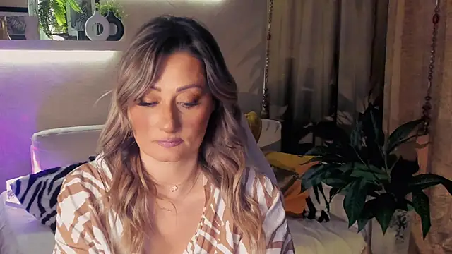 Snapshot of SarahAlluring chatting on 05-08-26, 05:40 SarahAlluring online show from 05-08-26, 05:40