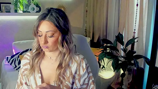 Snapshot of SarahAlluring chatting on 05-10-26, 06:29 SarahAlluring online show from 05-10-26, 06:29