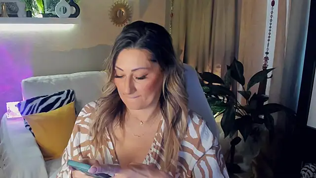 Snapshot of SarahAlluring chatting on 05-14-26, 03:08 SarahAlluring online show from 05-14-26, 03:08
