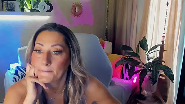 Snapshot of SarahAlluring chatting on 06-07-26, 07:45 SarahAlluring online show from 06-07-26, 07:45