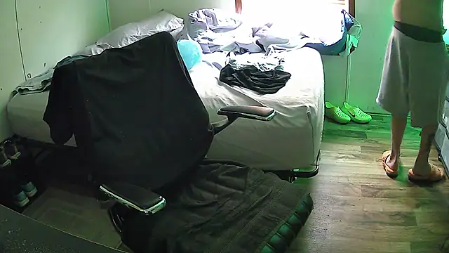 Muffdiver718 online show from 03-17-25, 04:43