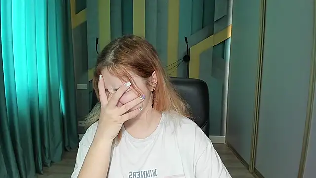 Snapshot of AngelinaLow chatting on 05-04-26, 11:28 AngelinaLow online show from 05-04-26, 11:28