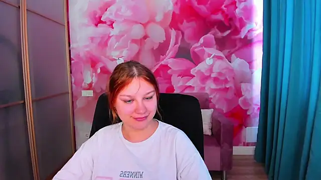 Snapshot of AngelinaLow chatting on 05-15-26, 11:28 AngelinaLow online show from 05-15-26, 11:28