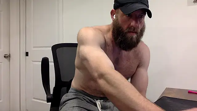 Snapshot of clarkefit chatting on 10-27-25, 04:11 clarkefit online show from 10-27-25, 04:11