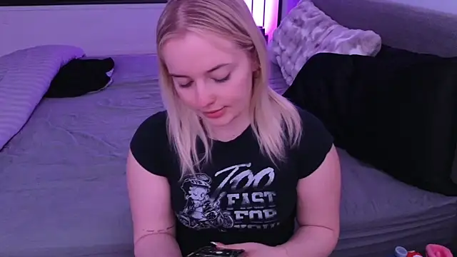 Snapshot of margot_robbie7 chatting on 05-15-26, 02:18 margot robbie7 online show from 05-15-26, 02:18