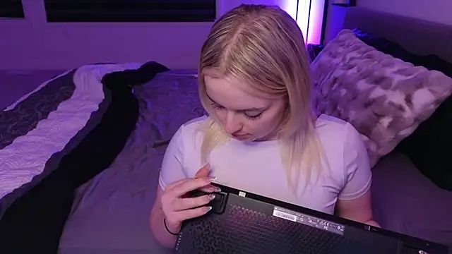 Snapshot of margot_robbie7 chatting on 05-20-26, 01:56 margot robbie7 online show from 05-20-26, 01:56