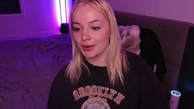 Snapshot of margot_robbie7 chatting on 06-15-26, 02:25 margot robbie7 online show from 06-15-26, 02:25