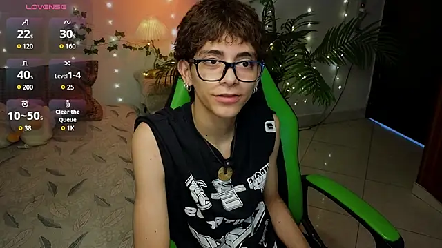 Snapshot of Matty_Sparkk chatting on 04-22-26, 01:12 Matty Sparkk online show from 04-22-26, 01:12