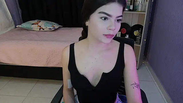 Snapshot of sweet_c4ndy chatting on 10-26-25, 03:18 sweet c4ndy online show from 10-26-25, 03:18