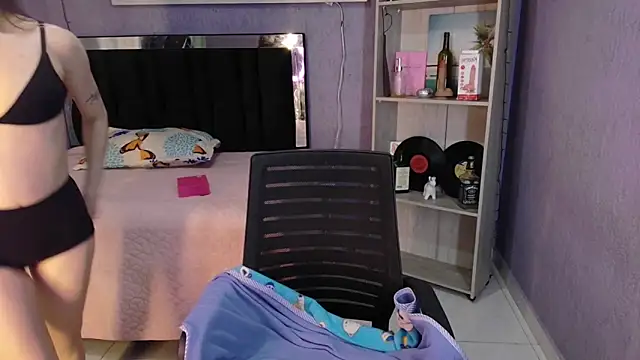 Snapshot of sweet_c4ndy chatting on 10-30-25, 01:18 sweet c4ndy online show from 10-30-25, 01:18