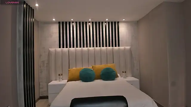 MaiaCollins online show from 11-28-25, 06:32