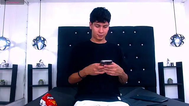 Jhojan twink online show from 11-18-25, 04:17