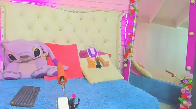 Snapshot of Ashley_scott19 chatting on 03-21-25, 11:12 Ashley scott19 online show from 03-21-25, 11:12