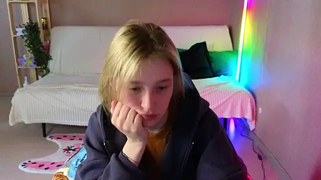 Snapshot of Tara_Lawson chatting on 05-15-26, 07:04 Tara Lawson online show from 05-15-26, 07:04