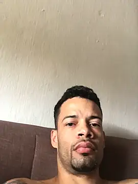 Snapshot of HenriquePhn chatting on 06-05-26, 11:38 HenriquePhn online show from 06-05-26, 11:38