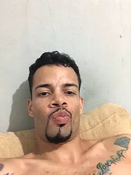 Snapshot of HenriquePhn chatting on 07-25-26, 03:04 HenriquePhn online show from 07-25-26, 03:04