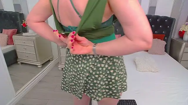 SuzzySun online show from 01-14-26, 01:50