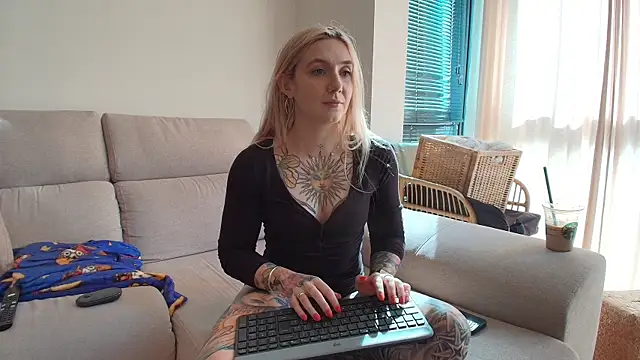 Snapshot of tattoobbgirl chatting on 05-01-26, 03:49 tattoobbgirl online show from 05-01-26, 03:49