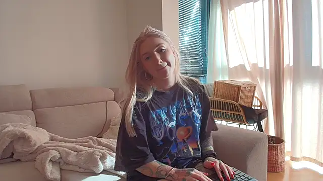 Snapshot of tattoobbgirl chatting on 05-16-26, 04:17 tattoobbgirl online show from 05-16-26, 04:17
