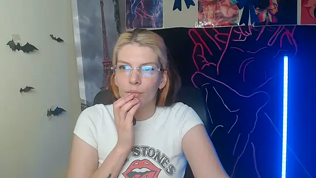 Snapshot of VanessaRey_ chatting on 04-30-26, 04:13 VanessaRey online show from 04-30-26, 04:13
