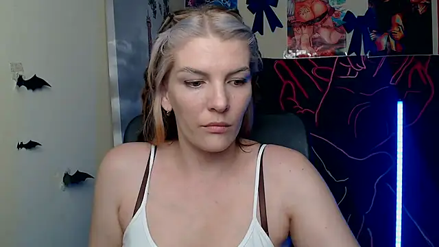 Snapshot of VanessaRey_ chatting on 05-13-26, 03:20 VanessaRey online show from 05-13-26, 03:20