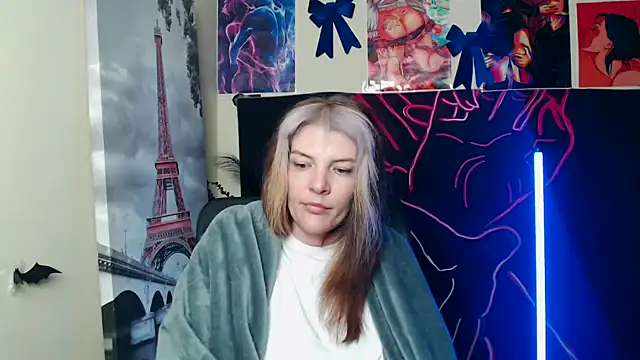 Snapshot of VanessaRey_ chatting on 05-17-26, 04:54 VanessaRey online show from 05-17-26, 04:54