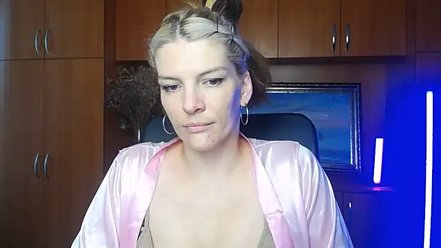 Snapshot of VanessaRey_ chatting on 06-05-26, 06:52 VanessaRey online show from 06-05-26, 06:52
