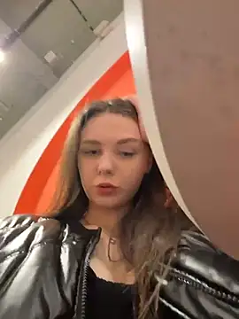 Snapshot of MilaBee chatting on 05-10-26, 11:37 MilaBee online show from 05-10-26, 11:37