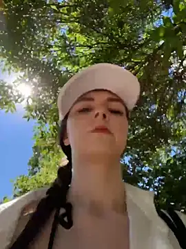 Snapshot of MilaBee chatting on 06-20-26, 04:59 MilaBee online show from 06-20-26, 04:59