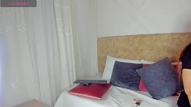 angelinarouse  online show from 10-07-25, 02:42