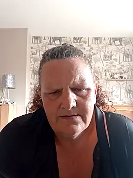 Snapshot of MissQueenBeex chatting on 03-22-25, 03:20 MissQueenBeex online show from 03-22-25, 03:20