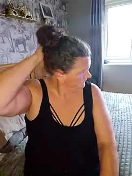 Snapshot of MissQueenBeex chatting on 09-19-25, 05:24 MissQueenBeex online show from 09-19-25, 05:24