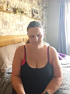 Snapshot of MissQueenBeex chatting on 09-30-25, 01:38 MissQueenBeex online show from 09-30-25, 01:38