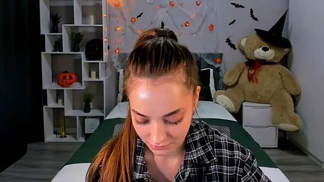 MelanieAlves online show from 10-13-25, 02:28