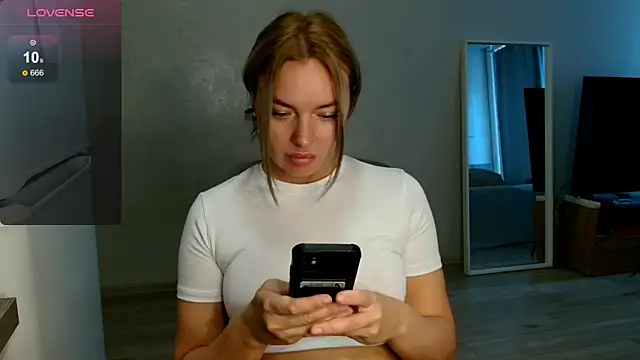 Snapshot of Eva___forever chatting on 10-07-25, 01:25 Eva   forever online show from 10-07-25, 01:25