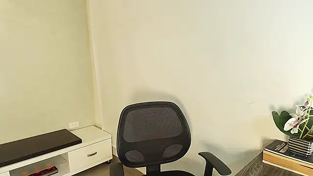 Snapshot of _Victoria_Collins chatting on 10-11-25, 11:09 Victoria Collins online show from 10-11-25, 11:09