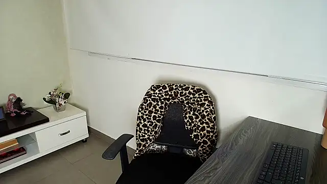 Snapshot of _Victoria_Collins chatting on 10-28-25, 11:03 Victoria Collins online show from 10-28-25, 11:03