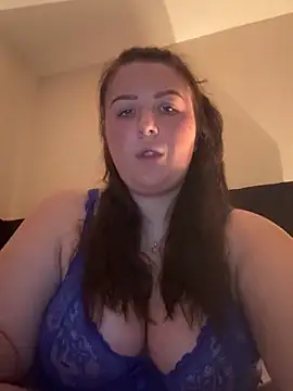 Snapshot of CutieCurvyGirlxo chatting on 04-29-26, 09:10 CutieCurvyGirlxo online show from 04-29-26, 09:10