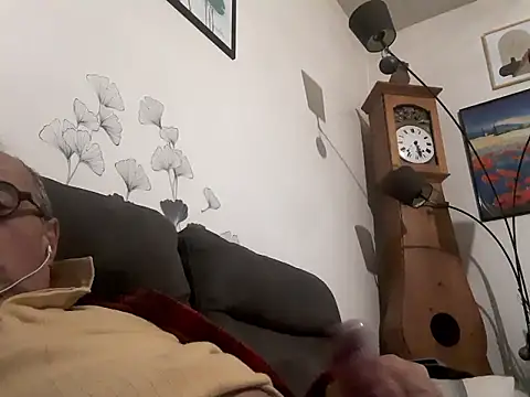 Snapshot of Vince072 chatting on 09-16-25, 07:04 Vince072 online show from 09-16-25, 07:04