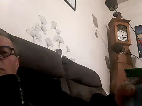 Snapshot of Vince072 chatting on 10-03-25, 03:47 Vince072 online show from 10-03-25, 03:47